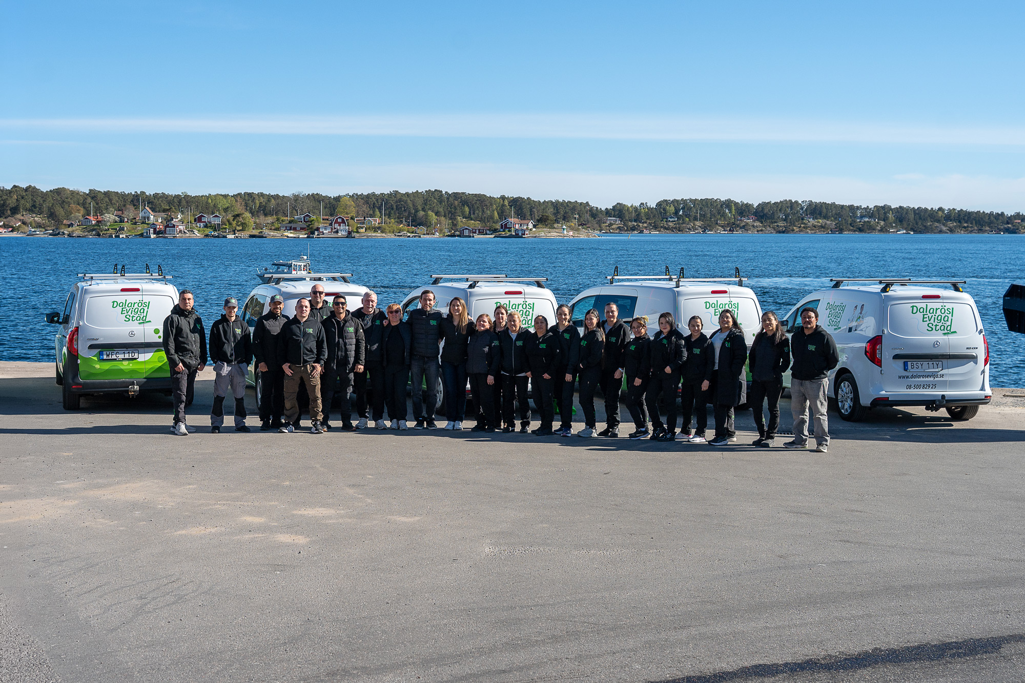 Anställa på Dalarö Team tar ett stort gruppgfoto tillsammans