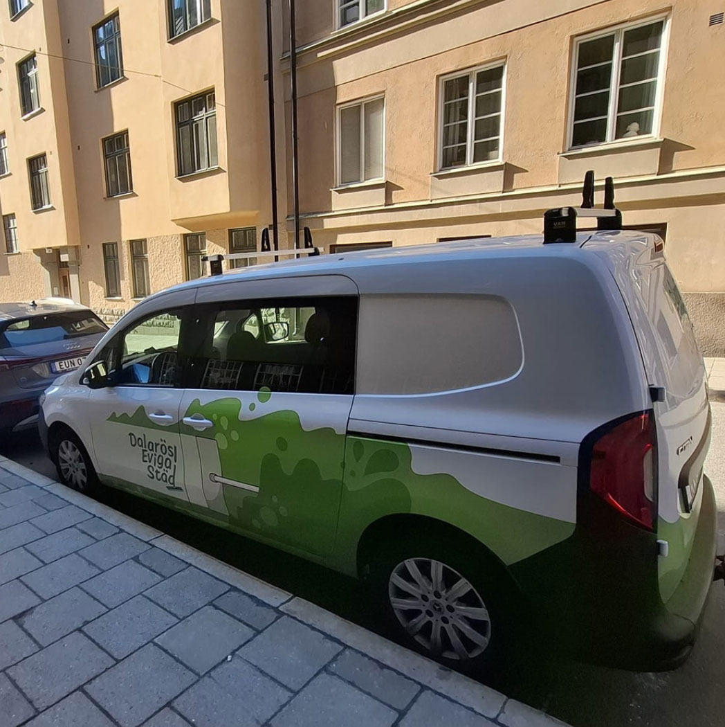 Firmabilen parkerad på en gata