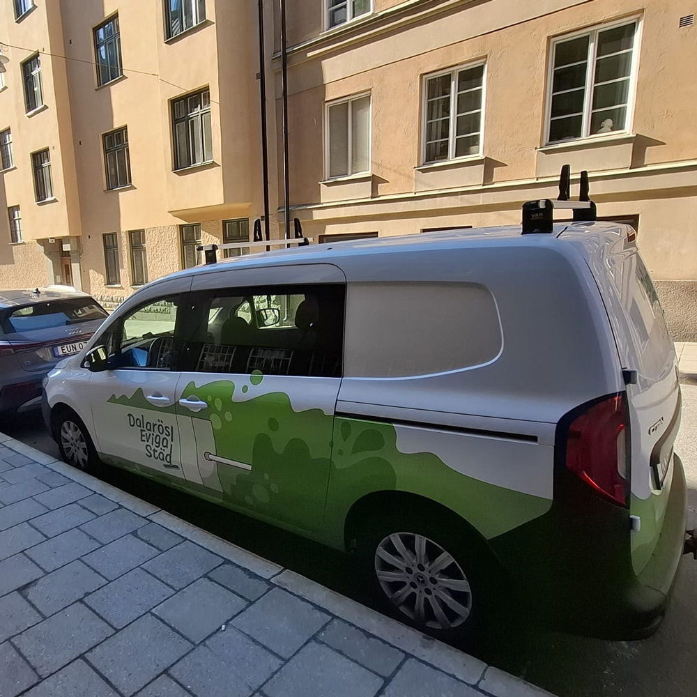 En bild med företagets logotyp parkerad på gatan