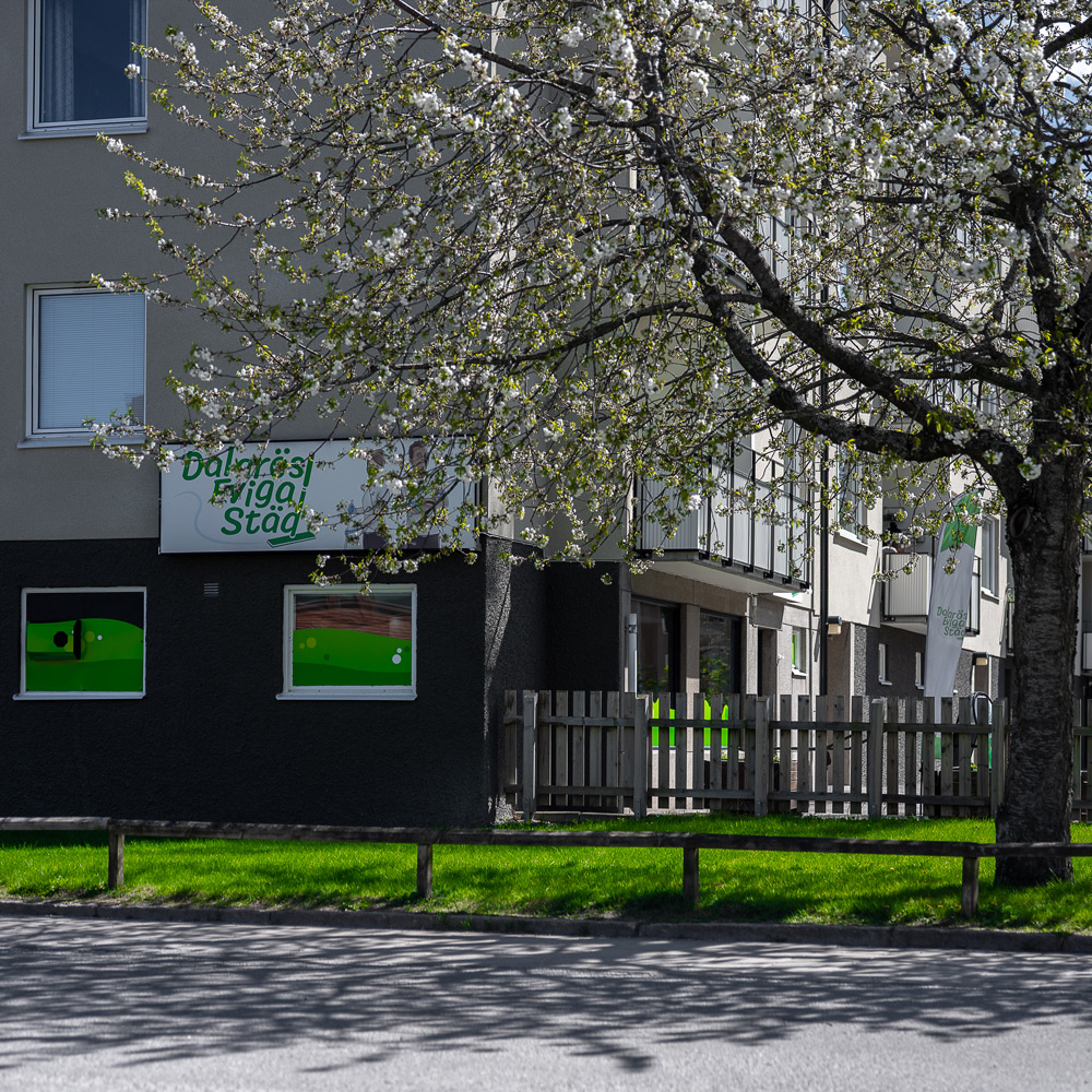 En bild på en anställd som putsar fönster