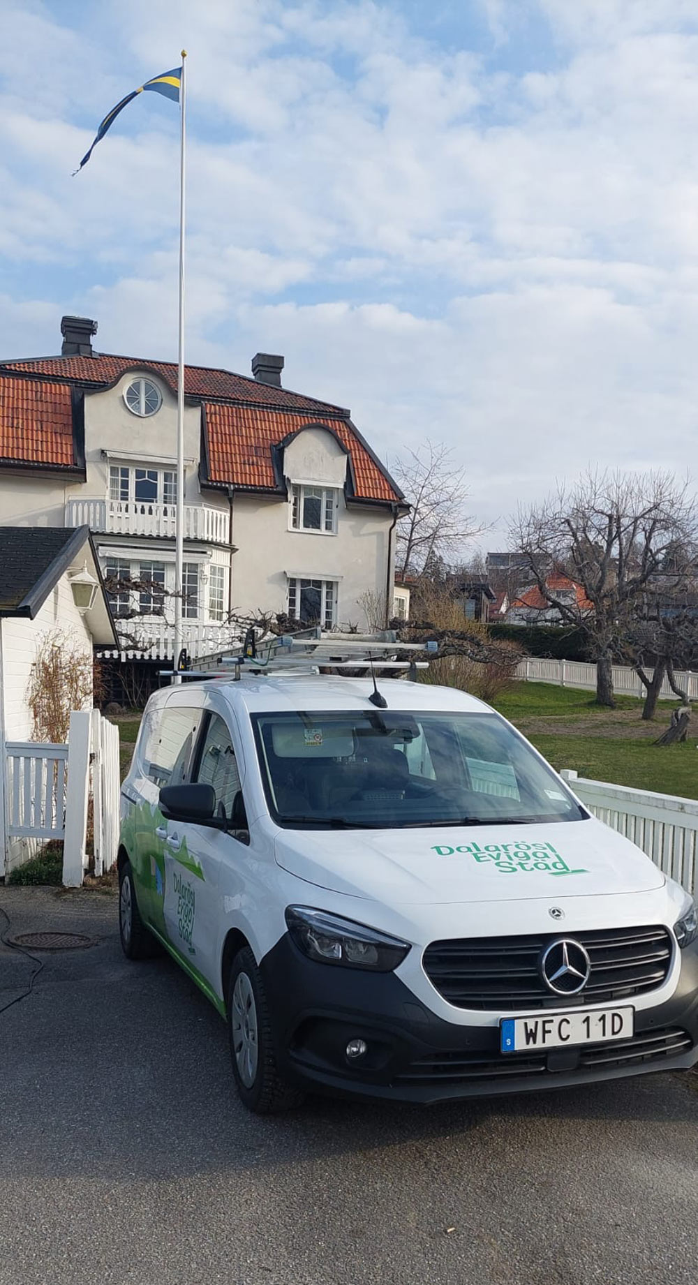 Firmabilen utanför en villa